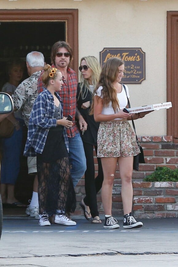 Billy Ray Cyrus et sa future ex-femme Tish complices et proches lors d'une sortie au restaurant avec leur fille Noah, à North Hollywood, le 23 juin 2013.