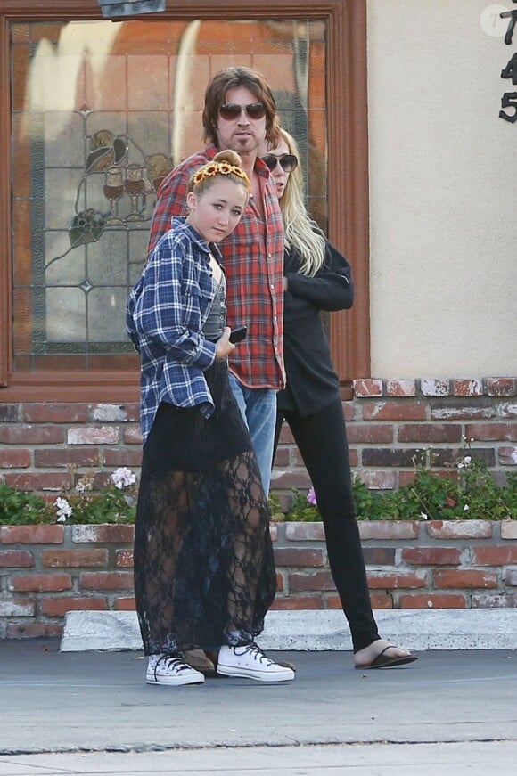 Billy Ray Cyrus et sa future ex-femme Tish ultraproches lors d'une sortie au restaurant avec leur fille Noah, à North Hollywood, le 23 juin 2013.