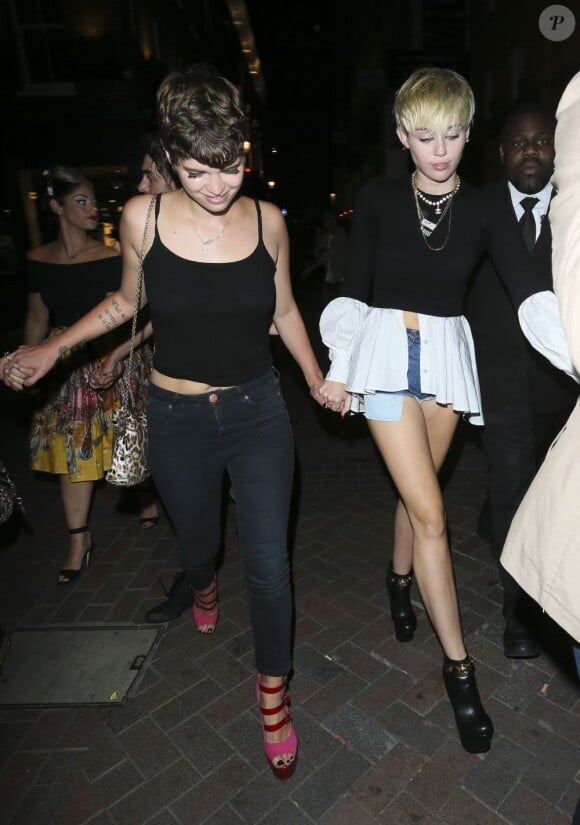 Miley Cyrus faisait la fête dans dans un club de Soho avec Nicole Scherzinger et Pixie Geldof. Le 21 juillet 2013 à Londres.