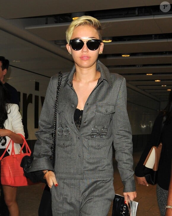 Miley Cyrus arrive à l'aéroport d'Heathrow à Londres. Le 17 juillet 2013.