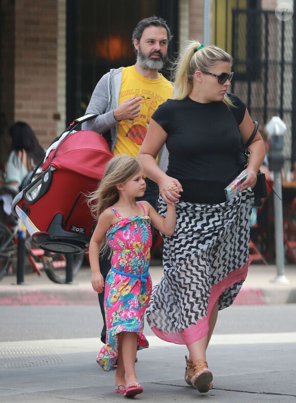 Exclusif - Busy Philipps déjeune avec Marc Silverstein et ses enfants Birdie et Cricket (née le 2 juillet 2013) au restaurant "Dom" dans le quartier Los Feliz. A Los Angeles, le 20 juillet 2013.