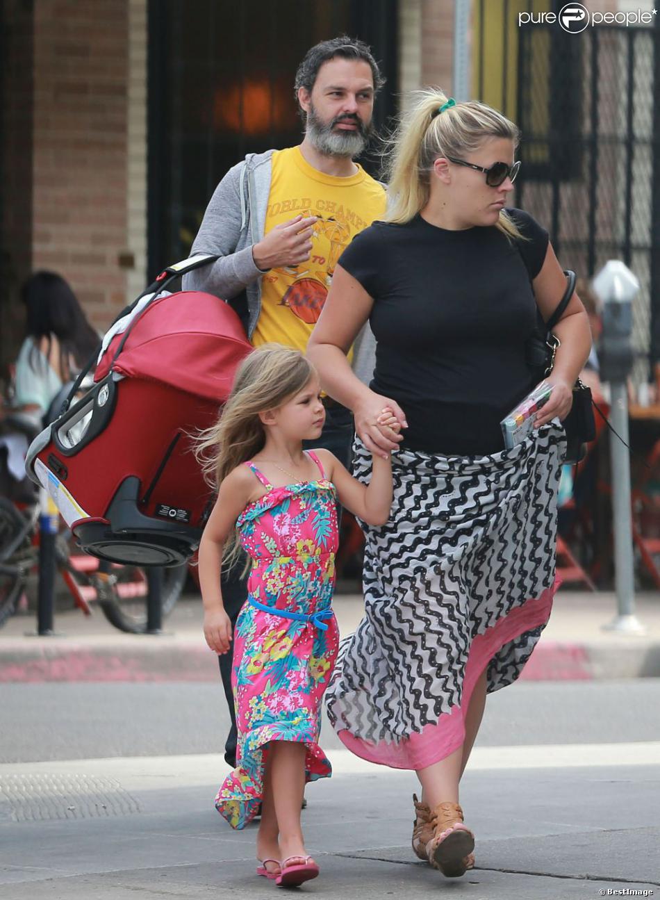 Exclusif - Busy Philipps déjeune avec Marc Silverstein et ses enfants Birdie et Cricket (née le 2 juillet 2013) au restaurant &quot;Dom&quot; dans le quartier Los Feliz. A Los Angeles, le 20 juillet 2013.