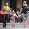Exclusif - Busy Philipps déjeune avec son mari Marc Silverstein et ses enfants Birdie et Cricket (née le 2 juillet 2013) au restaurant "Dom" dans le quartier Los Feliz. A Los Angeles, le 20 juillet 2013.
