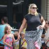 Exclusif - Busy Philipps déjeune avec son mari Marc Silverstein et ses enfants Birdie et Cricket (née le 2 juillet 2013) au restaurant "Dom" dans le quartier Los Feliz. A Los Angeles, le 20 juillet 2013.