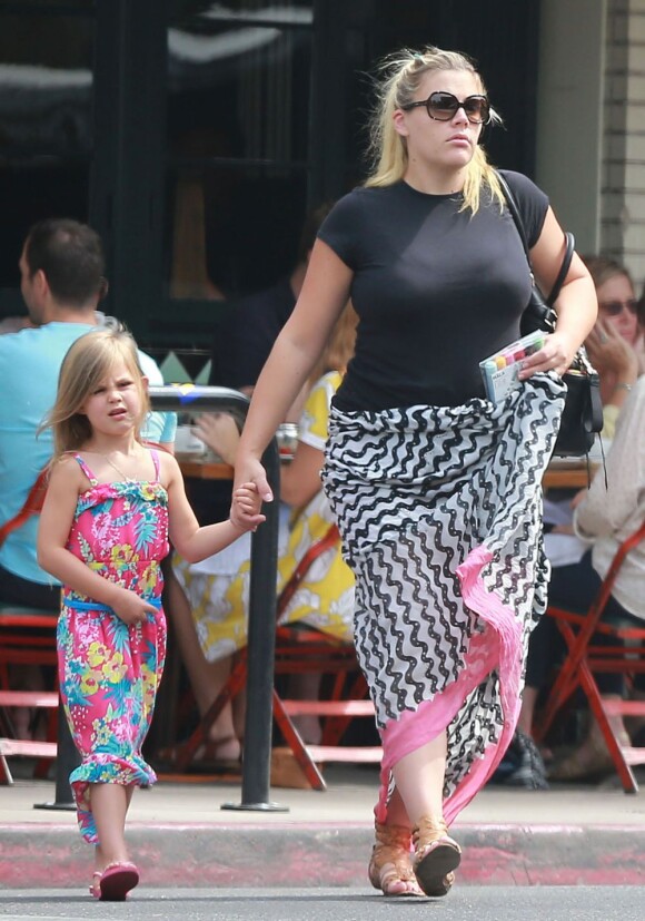 Exclusif - Busy Philipps déjeune avec son mari Marc Silverstein et ses enfants Birdie et Cricket (née le 2 juillet 2013) au restaurant "Dom" dans le quartier Los Feliz. A Los Angeles, le 20 juillet 2013.