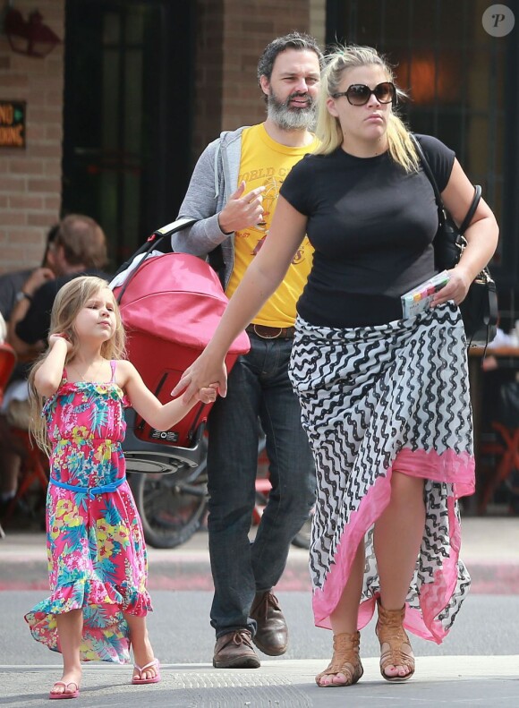 Exclusif - L'actrice Busy Philipps déjeune avec son mari Marc Silverstein et ses enfants Birdie et Cricket (née le 2 juillet 2013) au restaurant "Dom" dans le quartier Los Feliz. A Los Angeles, le 20 juillet 2013.