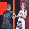 Justin Bieber, récompensé par Miley Cyrus sur la scène des Billboard Music Awards au MGM Grand Garden Arena de Las Vegas, le 19 mai 2013.