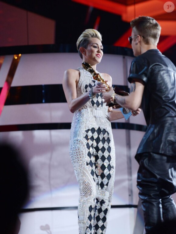 Justin Bieber, récompensé par Miley Cyrus sur la scène des Billboard Music Awards au MGM Grand Garden Arena de Las Vegas, le 19 mai 2013.