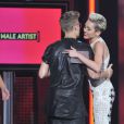  Justin Bieber, récompensé par Miley Cyrus sur la scène des Billboard Music Awards au MGM Grand Garden Arena de Las Vegas, le 19 mai 2013. 
  