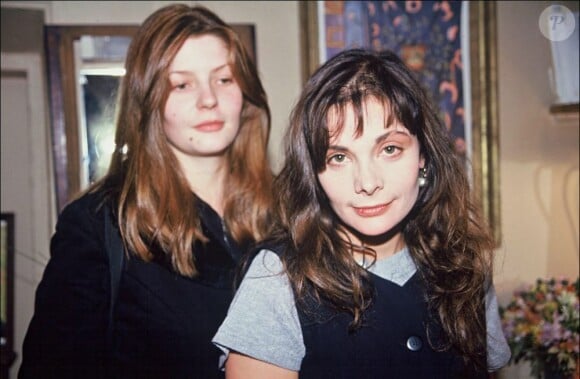 Chiara Mastroianni et Marie TRintignant à Paris, janvier 1994.