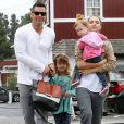 Jessica Alba passe un dimanche 21 juillet en famille à l'occasion d'un brunch avec son mari Cash Warren et leurs filles Haven et Honor