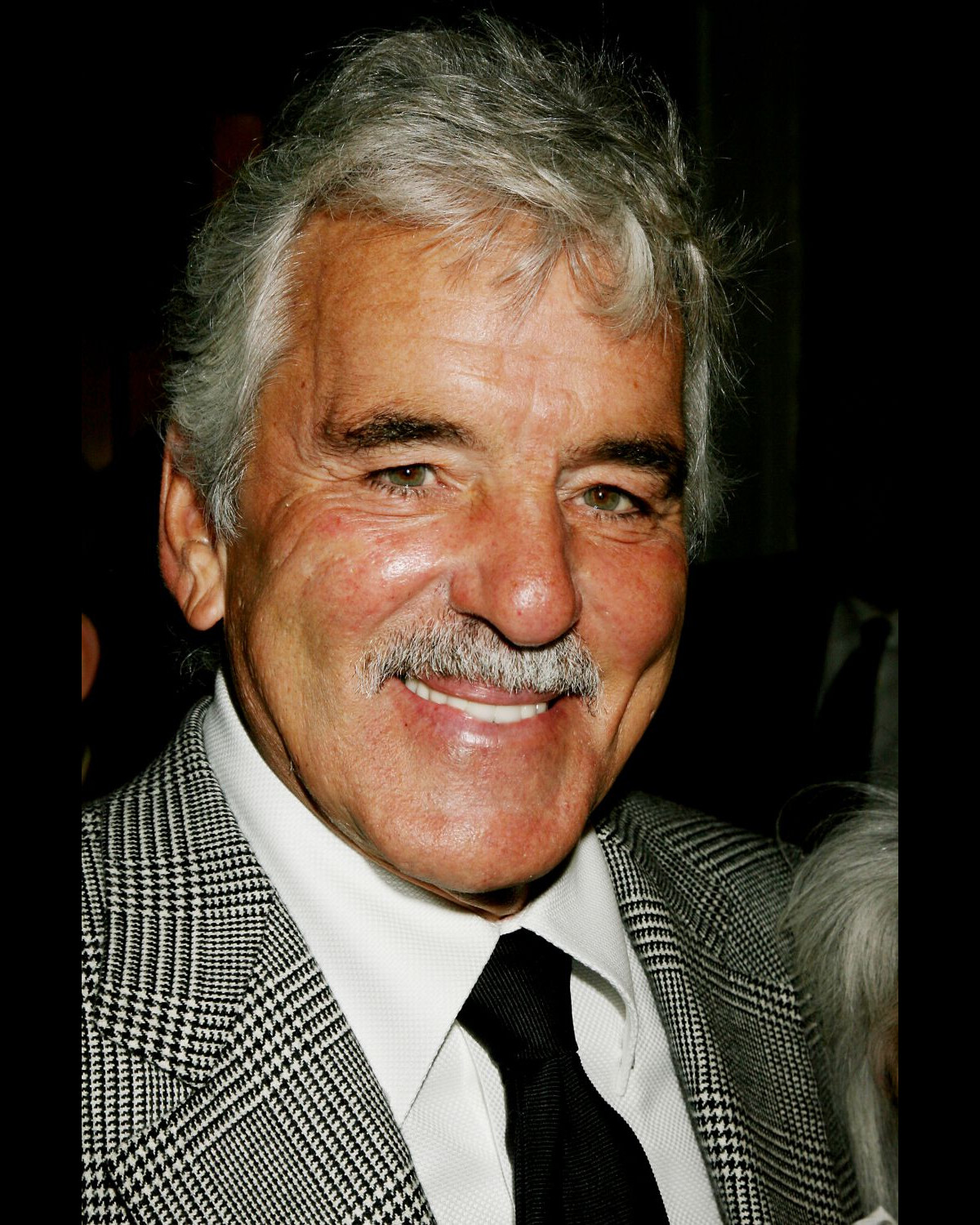 Vidéo : Dennis Farina à New York le 16 octobre 2008 - Purepeople