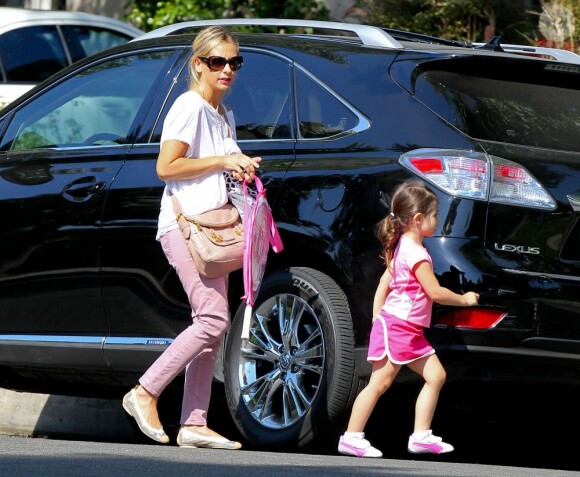 Exclusif - Sarah Michelle Gellar emmène sa fille Charlotte à son cours de tennis à Beverly Hills, le 23 juillet 2013.