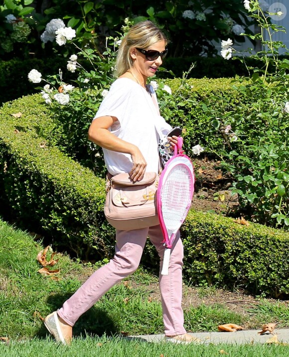 Exclusif - L'actrice Sarah Michelle Gellar emmène sa fille Charlotte à son cours de tennis à Beverly Hills, le 23 juillet 2013.