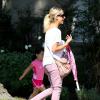Exclusif - Sarah Michelle Gellar emmène sa fille Charlotte à son cours de tennis à Beverly Hills, le 23 juillet 2013.