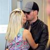 Michael Bublé est accueilli par sa femme Luisana Lopilato, enceinte de leur premier enfant, à son arrivée à l'aéroport de Vancouver, le 22 juillet 2013.