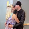 Michael Bublé embrasse sa femme Luisana Lopilato, enceinte de leur premier enfant, à son arrivée à l'aéroport de Vancouver, le 22 juillet 2013.
