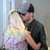 Michael Bublé est accueilli par sa femme Luisana Lopilato, enceinte de leur premier enfant, à son arrivée à l'aéroport de Vancouver, le 22 juillet 2013.