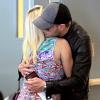 Michael Bublé est accueilli par sa femme Luisana Lopilato, enceinte de leur premier enfant, à son arrivée à l'aéroport de Vancouver, le 22 juillet 2013.