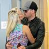 Michael Bublé ravi de retrouver sa femme Luisana Lopilato, enceinte de leur premier enfant, à son arrivée à l'aéroport de Vancouver, le 22 juillet 2013.