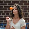 Katie Holmes et une orange sur le tournage de Mania Days à New York le 24 juillet 2013.