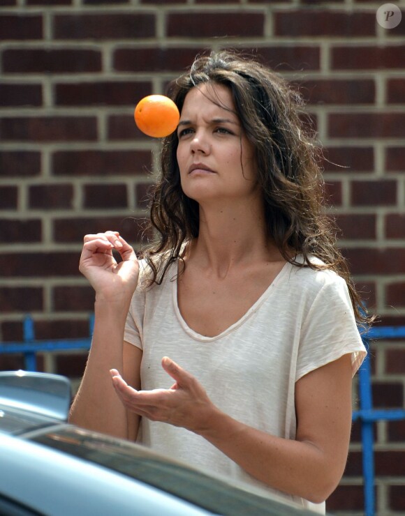Katie Holmes et une orange sur le tournage de Mania Days à New York le 24 juillet 2013.