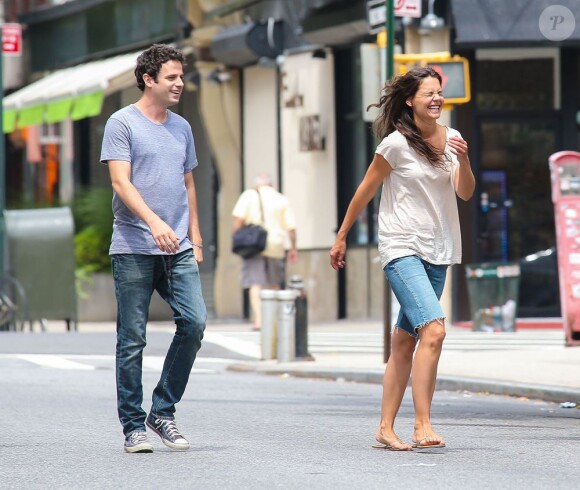 Katie Holmes et Luke Kirby s'amusent sur le tournage de Mania Days à New York le 24 juillet 2013.