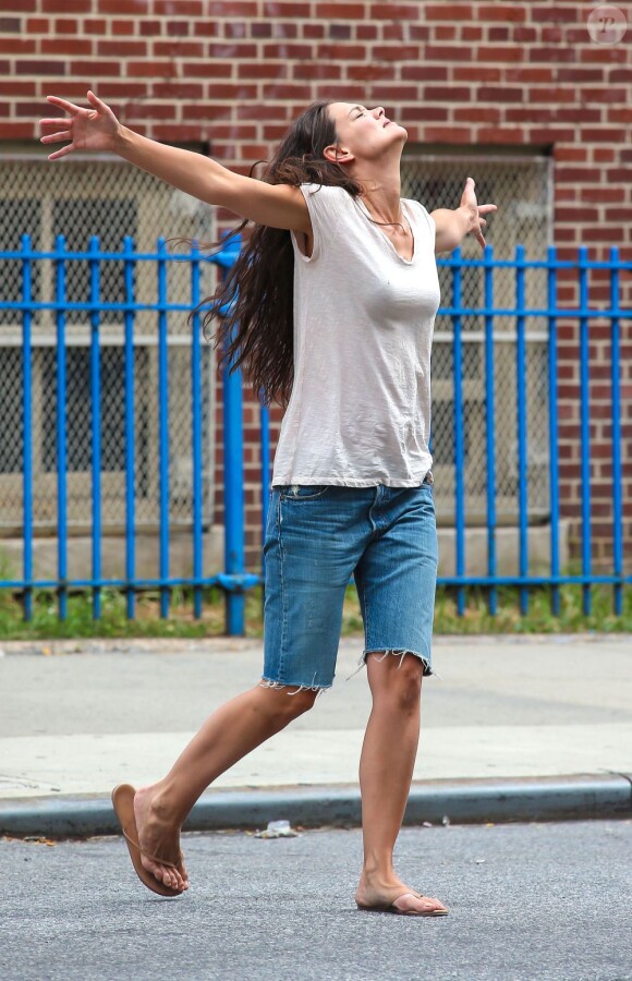 Katie Holmes respire le bonheur sur le tournage de Mania Days à New York le 24 juillet 2013.