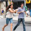 Katie Holmes et Luke Kirby complices sur le tournage de Mania Days à New York le 24 juillet 2013.
