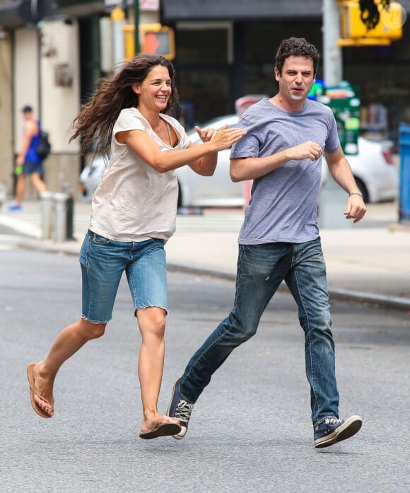 Katie Holmes et Luke Kirby complices sur le tournage de Mania Days à New York le 24 juillet 2013.