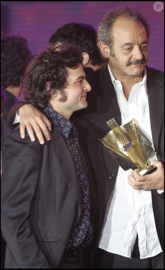 Matthieu Chedid et son père Louis Chedid aux Victoires de la Musique à Paris le 10 mars 2007.