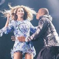 Beyoncé, surprise par Jay-Z en plein concert : Il l'embrasse et disparaît