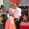 Jennifer Lopez et Casper Smart lorsque la chanteuse inaugure son étoile à Hollywood sur le Walk of Fame le 20 juin 2013