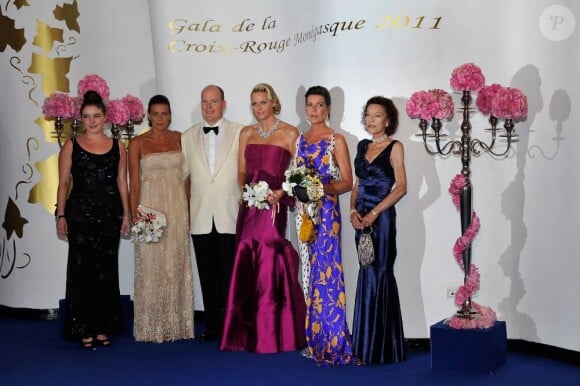 Mélanie de Massy, Stéphanie de Monaco, Albert et Charlene, Caroline de Hanovre et Elisabeth Ann de Massy lors du 63e bal de la Croix-Rouge à Monaco le 5 août 2011