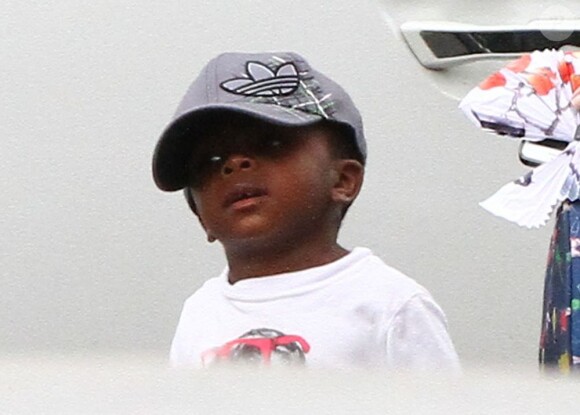Sandra Bullock sort de la garderie de son fils avec une fleur dans les cheveux le jour de son anniversaire Los Angeles, le 26 juillet 2013 : Louis est adorable avec sa casquette
