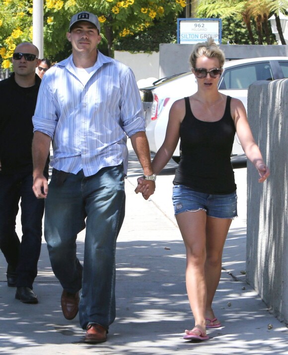 Britney Spears et son petit ami David Lucado se promenant à Westwood le 27 juillet 2013.