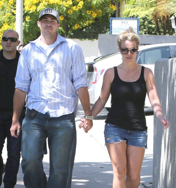 La popstar Britney Spears et David Lucado se promenant à Westwood le 27 juillet 2013.
