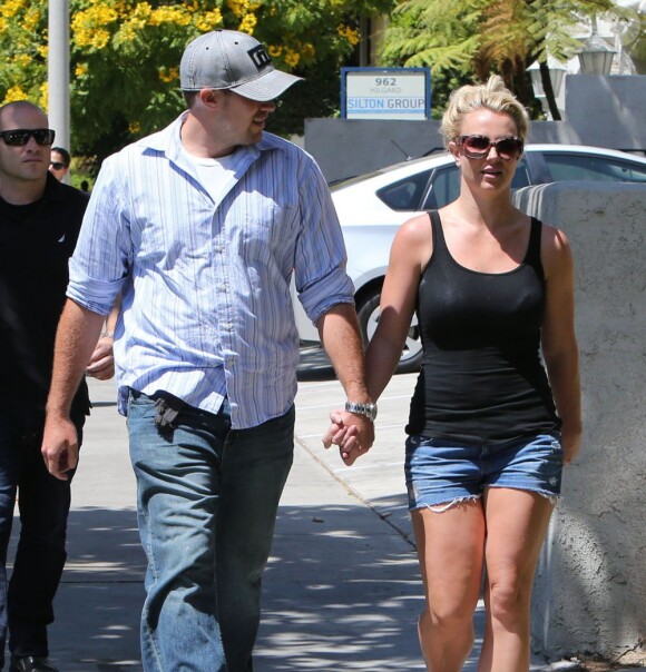 La chanteuse Britney Spears et David Lucado se promenant à Westwood le 27 juillet 2013.