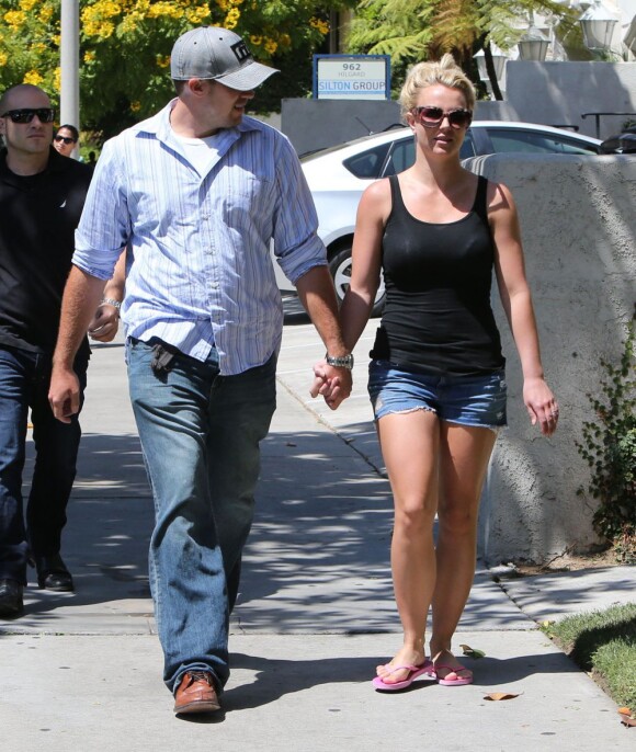 Britney Spears et David Lucado se promenant à Westwood le 27 juillet 2013.