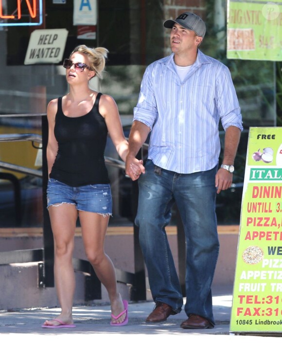 Britney Spears et David Lucado se promenant à Westwood le 27 juillet 2013.