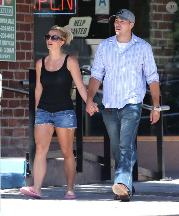 Britney Spears et David Lucado se promenant à Westwood le 27 juillet 2013.