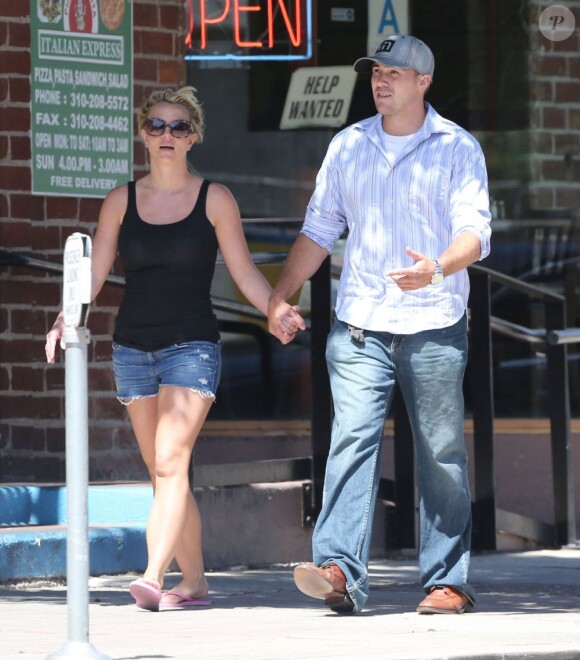 Britney Spears et David Lucado se promenant à Westwood le 27 juillet 2013.