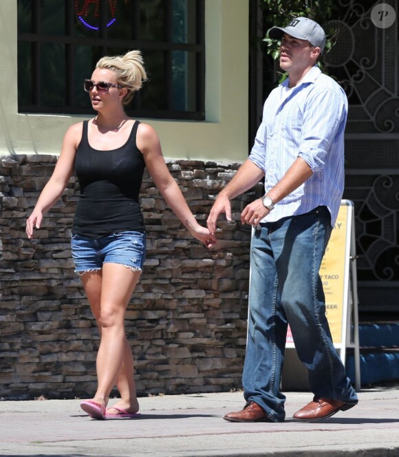 Britney Spears et David Lucado se promenant à Westwood le 27 juillet 2013.