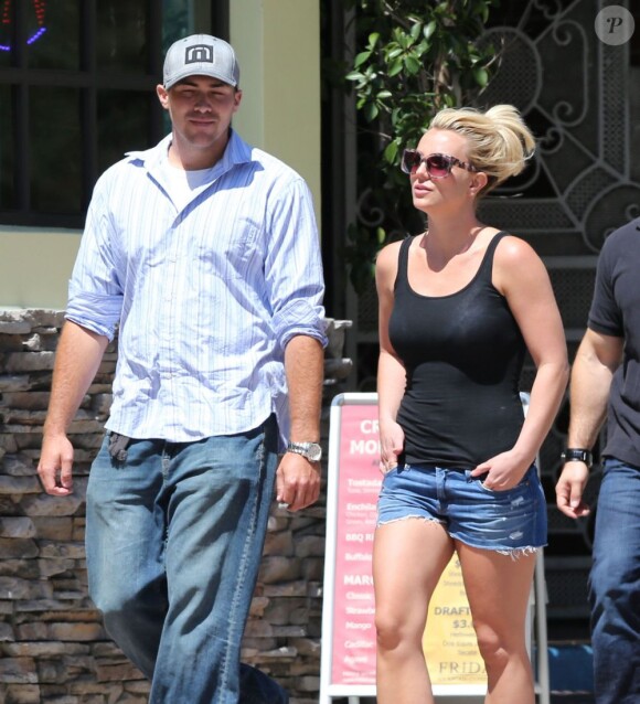 Britney Spears et David Lucado se promenant à Westwood le 27 juillet 2013.