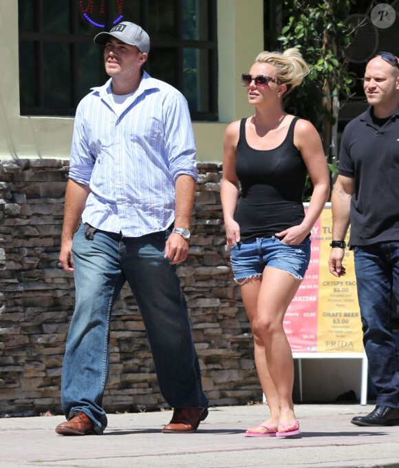 Britney Spears et David Lucado se promenant à Westwood le 27 juillet 2013.