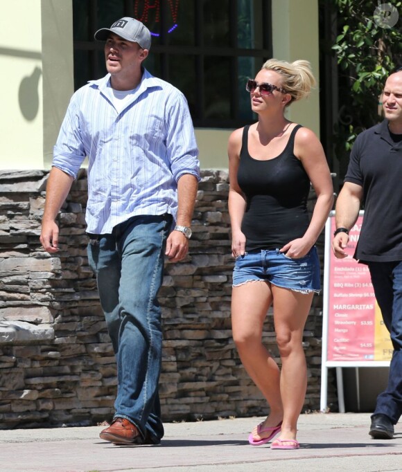 Britney Spears et David Lucado se promenant à Westwood le 27 juillet 2013.