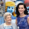 Katy Perry et sa grand-mère Ann Hudson à l'avant-première du film "Les Schtroumpfs 2" à Westwood, le 28 juillet 2013.