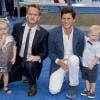 Neil Patrick Harris et son mari David Burtka avec leurs enfants Harper Grace et Gideon Scott à l'avant-première du film "Les Schtroumpfs 2" à Westwood, le 28 juillet 2013.