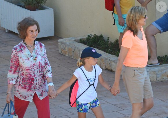 La petite Irene est fin prête ! La reine Sofia d'Espagne accompagnait ses petits-enfants Felipe et Victoria, avec leur mère l'infante Elena, et Juan Valentin, Pablo, Miguel et Irene, avec leur mère l'infante Cristina, à l'école de voile à Palma de Majorque le 29 juillet 2013.