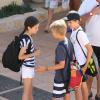 La reine Sofia d'Espagne accompagnait ses petits-enfants Felipe et Victoria, avec leur mère l'infante Elena, et Juan Valentin, Pablo, Miguel et Irene, avec leur mère l'infante Cristina, à l'école de voile à Palma de Majorque le 29 juillet 2013.